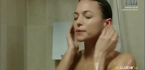  Elisa Mouliaa duchandose desnuda - famosateca.es